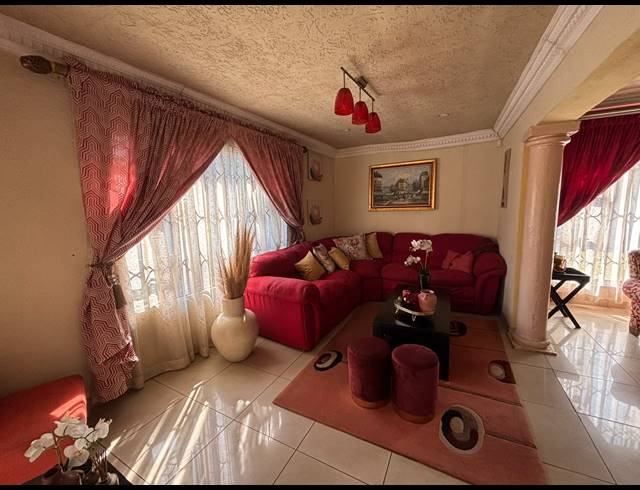3 BEDROOM FREEHOLD FOR SALE IN KLIPPOORTJE
